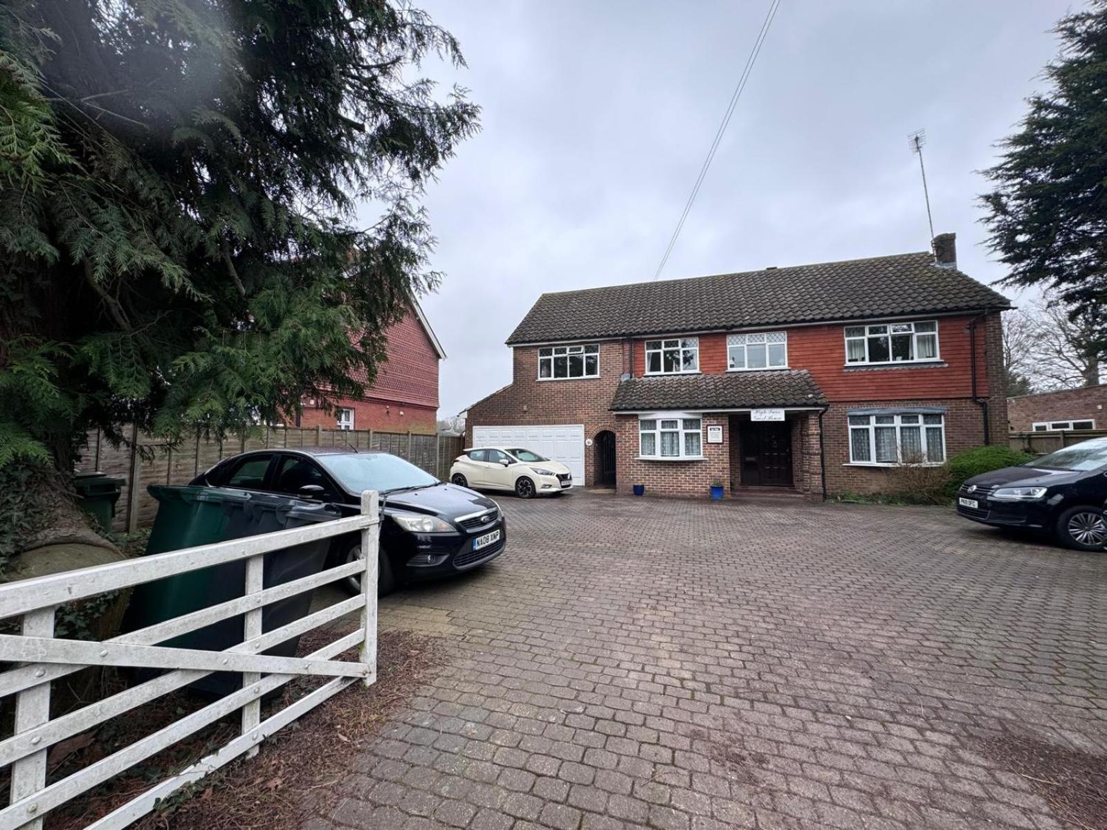 High Trees Guest House Gatwick ホーリー エクステリア 写真