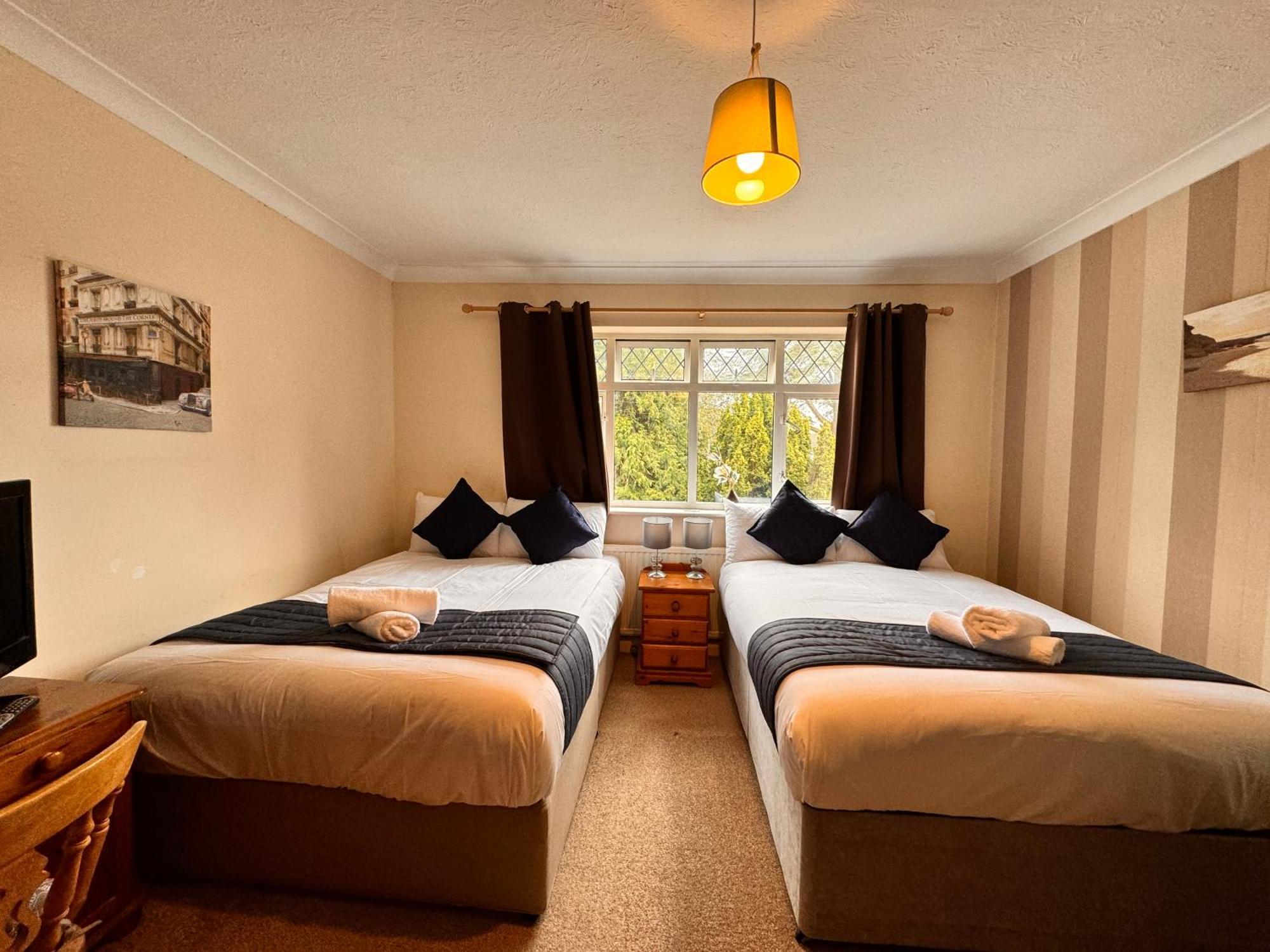 High Trees Guest House Gatwick ホーリー エクステリア 写真