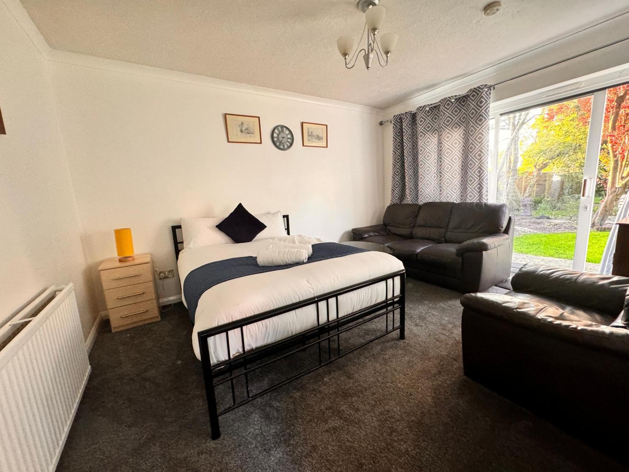 High Trees Guest House Gatwick ホーリー エクステリア 写真