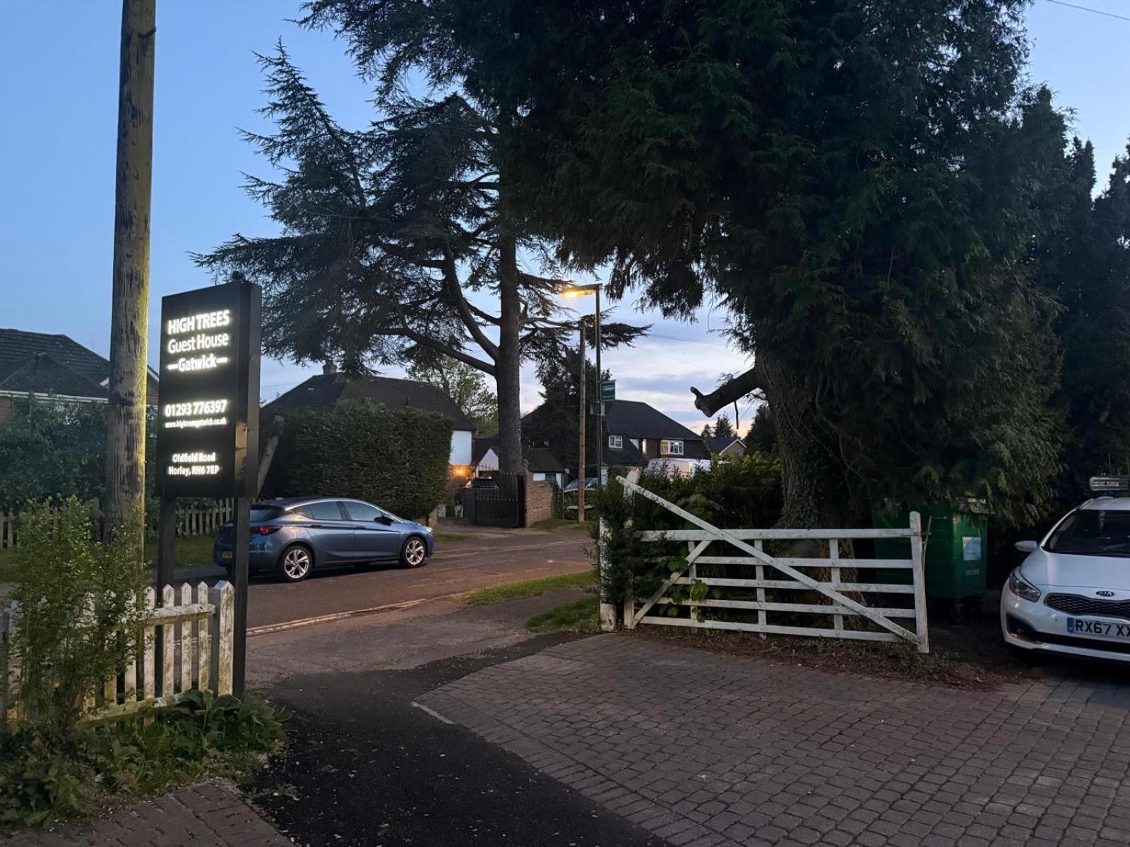 High Trees Guest House Gatwick ホーリー エクステリア 写真